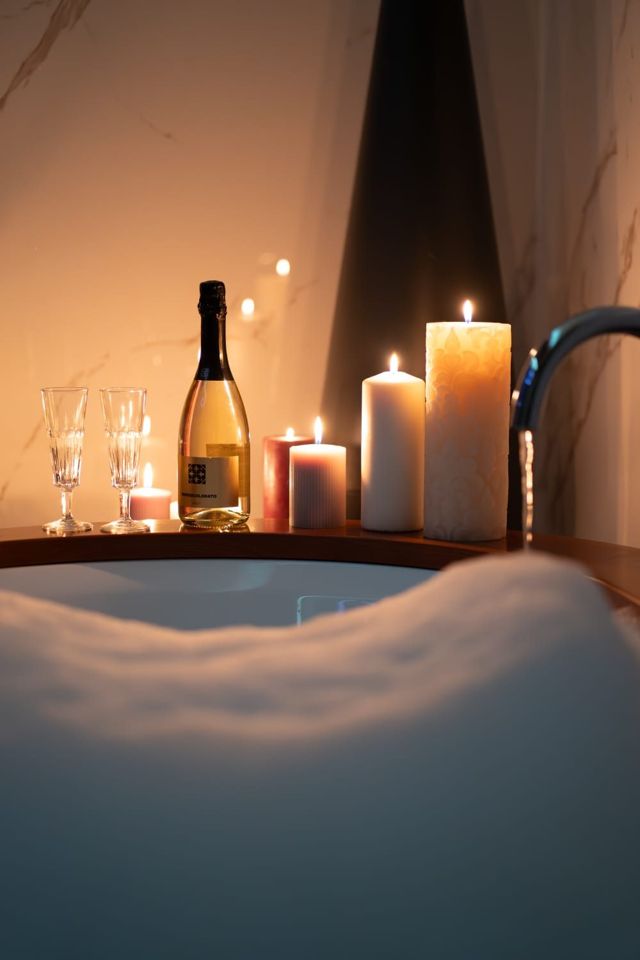 Vasca idromassaggio privata con schiuma — Luxury Suite Love Me Nemi, Nemi