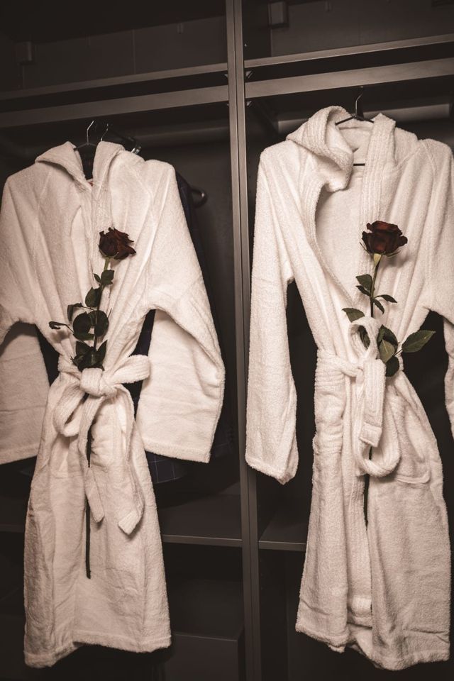 Accappatoi e rose per un weekend romantico — Love Me Nemi