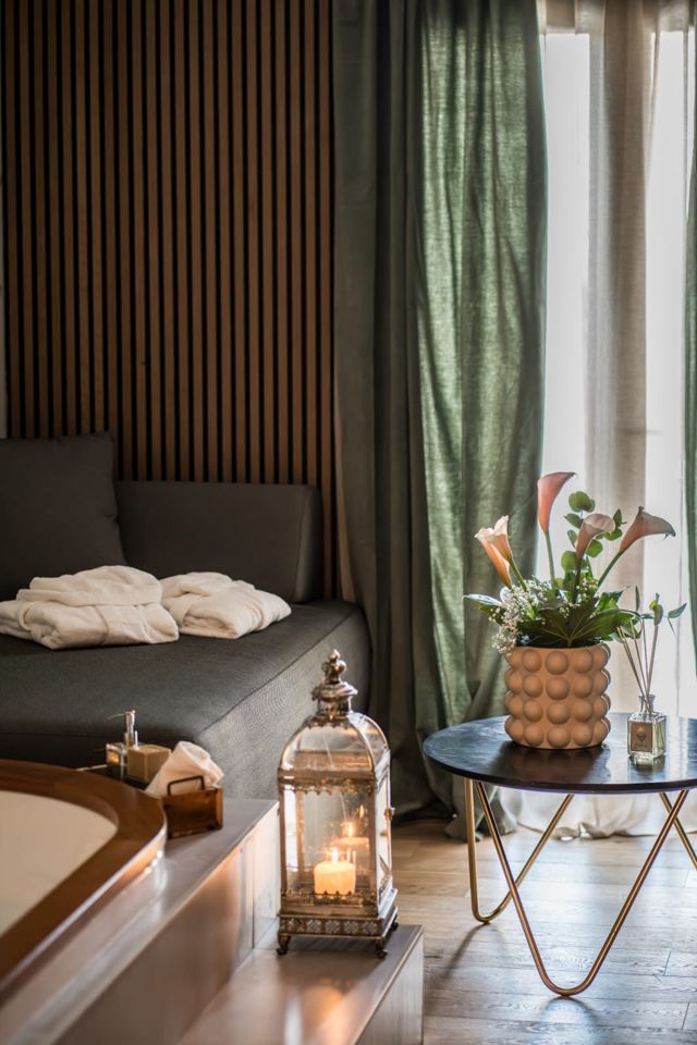 Zona relax con divano e lanterne — Luxury Suite Love Me Nemi, Nemi