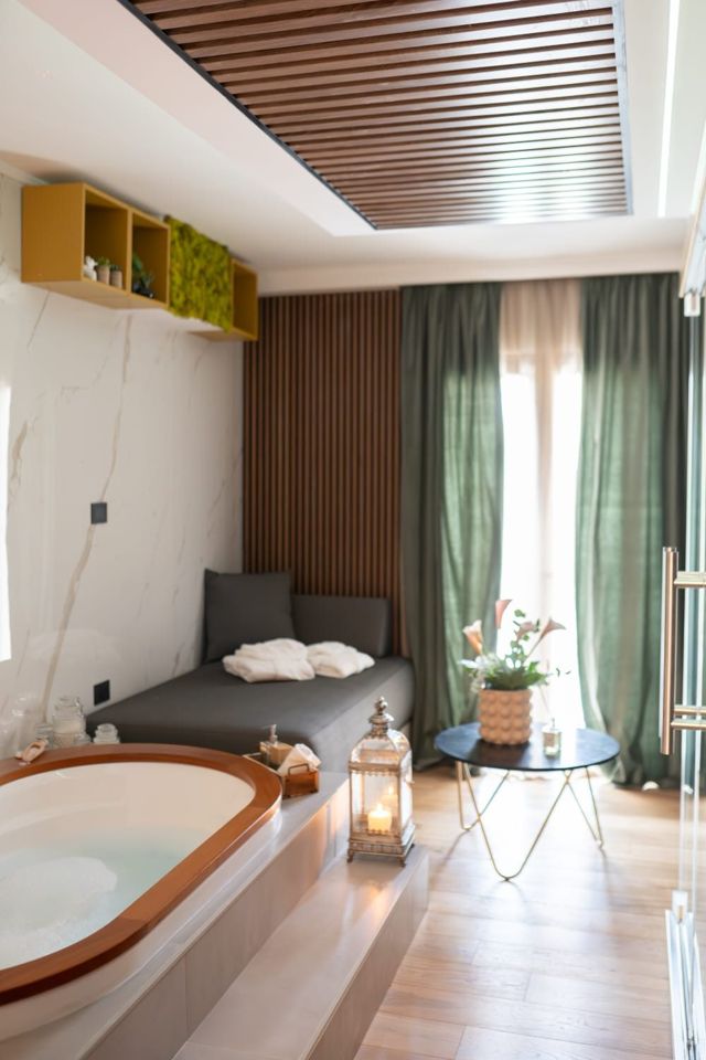 Vista della suite con vasca idromassaggio e camera da letto — Love Me Nemi, Nemi