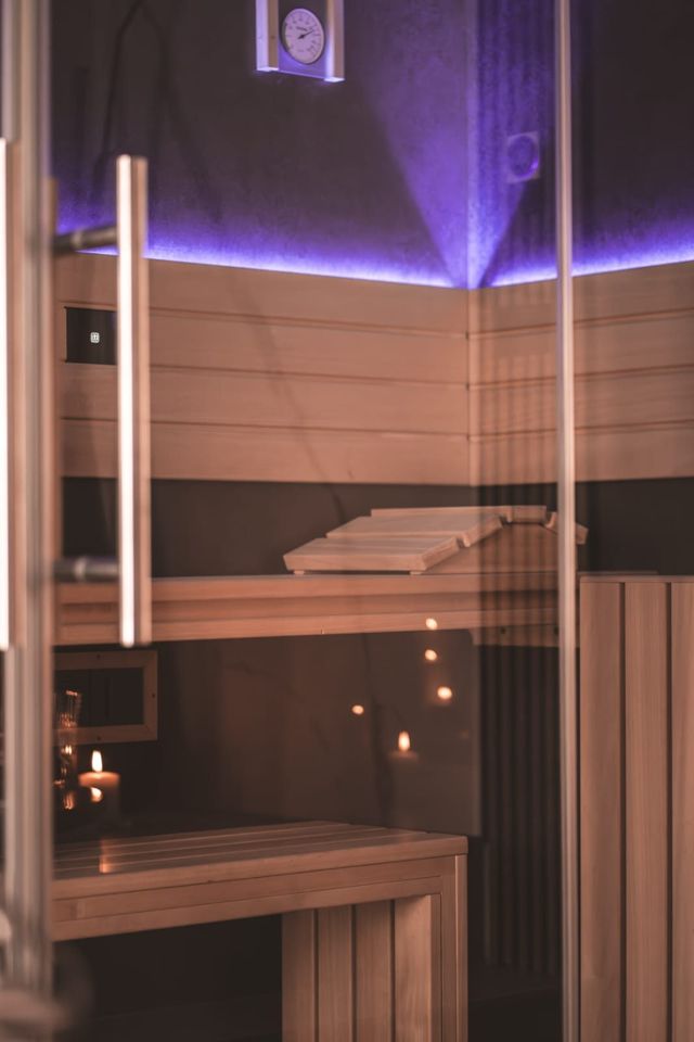 Sauna finlandese con cromoterapia viola — Luxury Suite Love Me Nemi