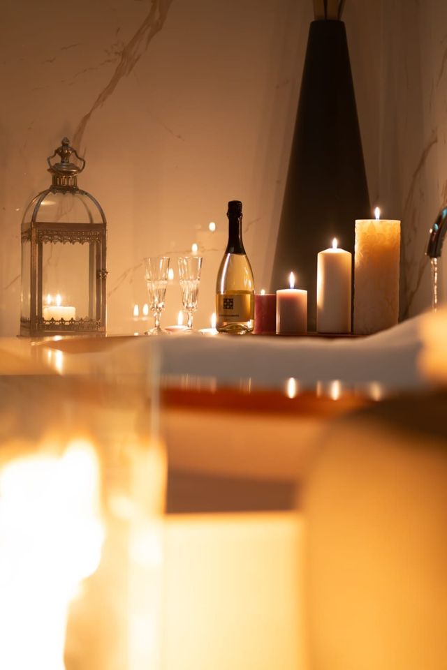 Candele e lanterna marocchina con calice di spumante — Love Me Nemi, Nemi