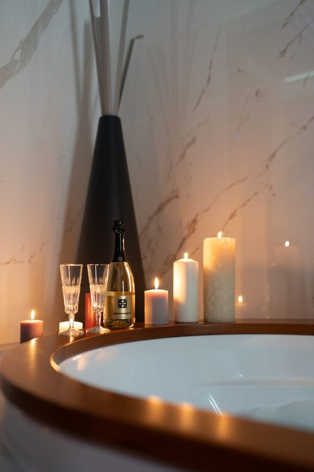 Dettaglio vasca idromassaggio con calici e candele — Love Me Nemi, Nemi