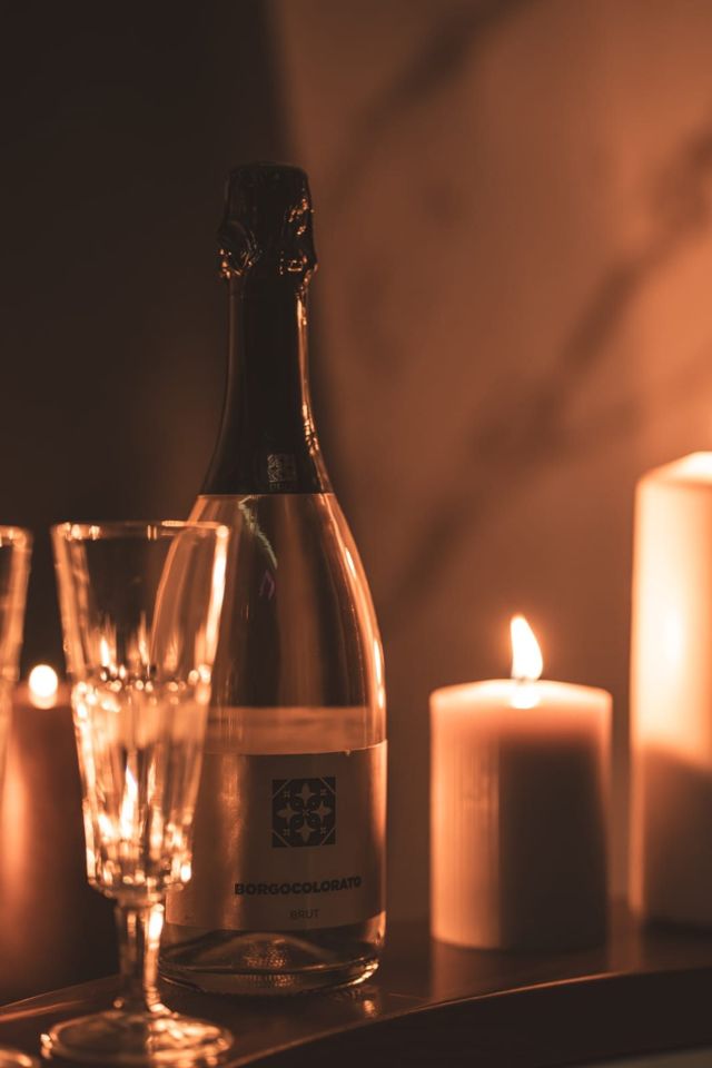 Spumante e candela accesa in suite — Luxury Suite Love Me Nemi