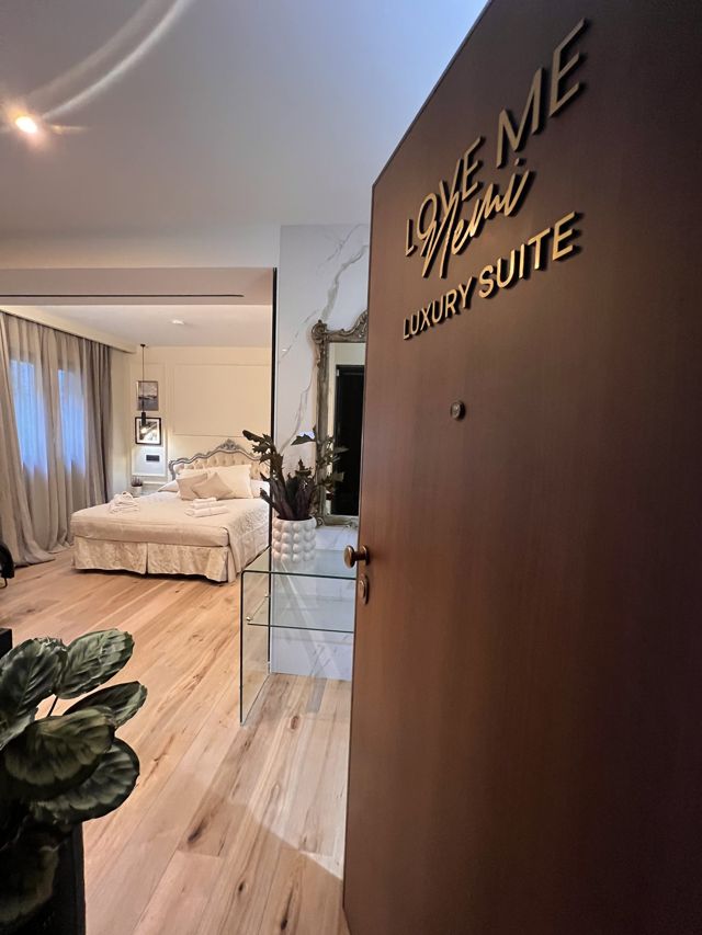 Ingresso della Luxury Suite con logo Love Me Nemi in oro