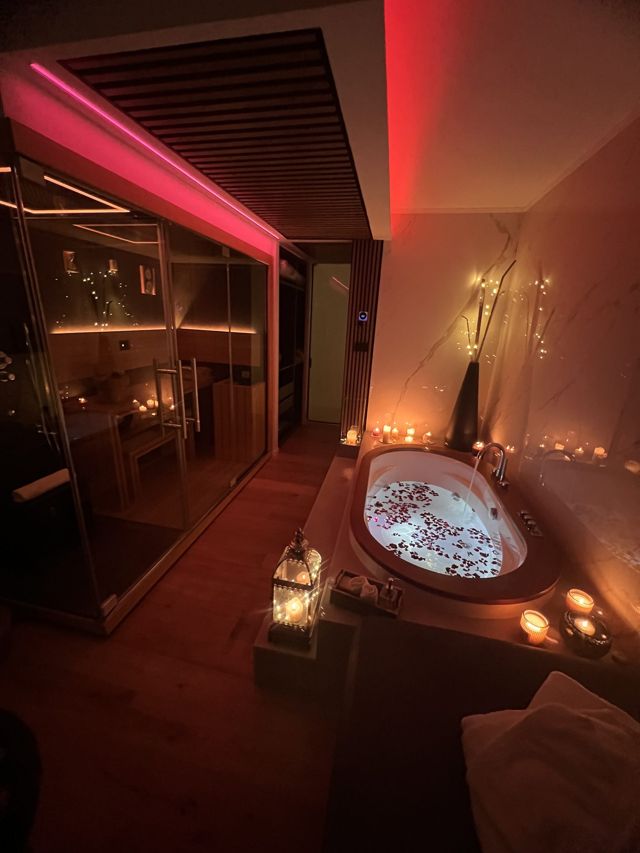 Sauna e vasca idromassaggio con luci rosse — spa privata Love Me Nemi