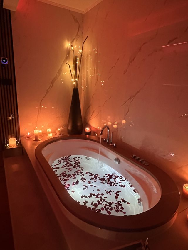 Vasca idromassaggio con petali di rosa e luci calde — Love Me Nemi, Nemi