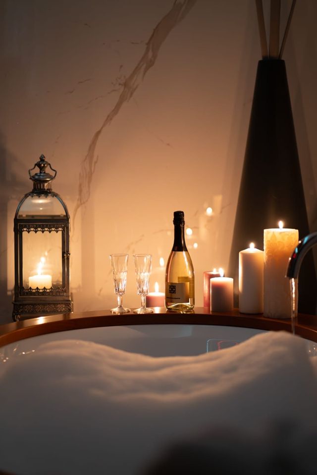 Vasca idromassaggio con schiuma, vista laterale — Luxury Suite Love Me Nemi