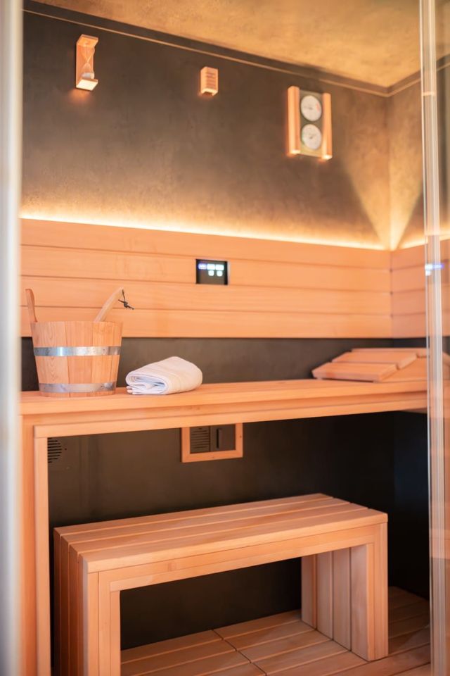 Sauna finlandese in legno naturale — spa privata Love Me Nemi