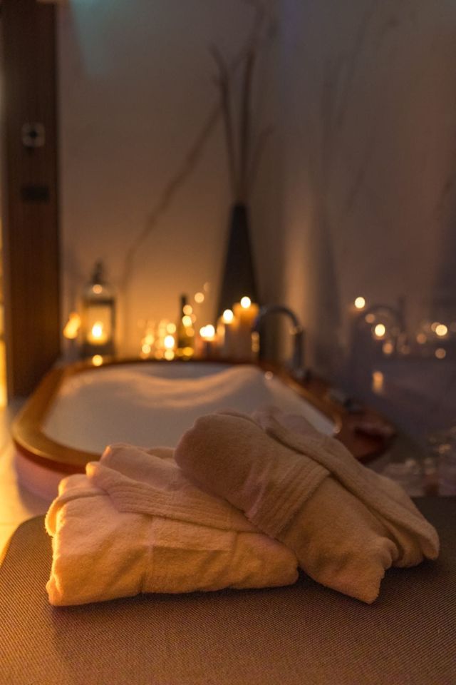 Accappatoi e vasca idromassaggio con candele — Luxury Suite Nemi