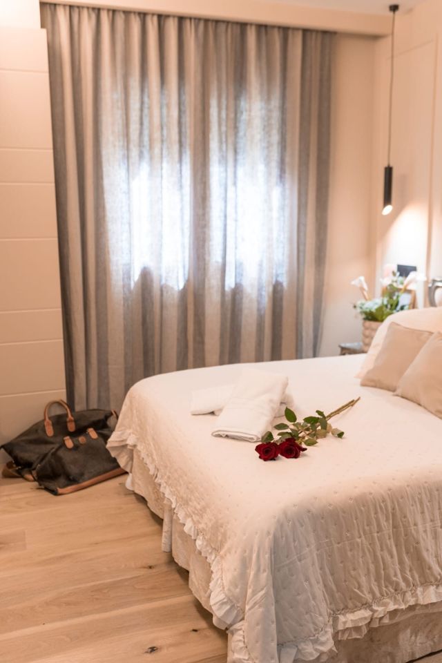 Camera Luxury Suite con rosa rossa sul letto — Love Me Nemi, Nemi
