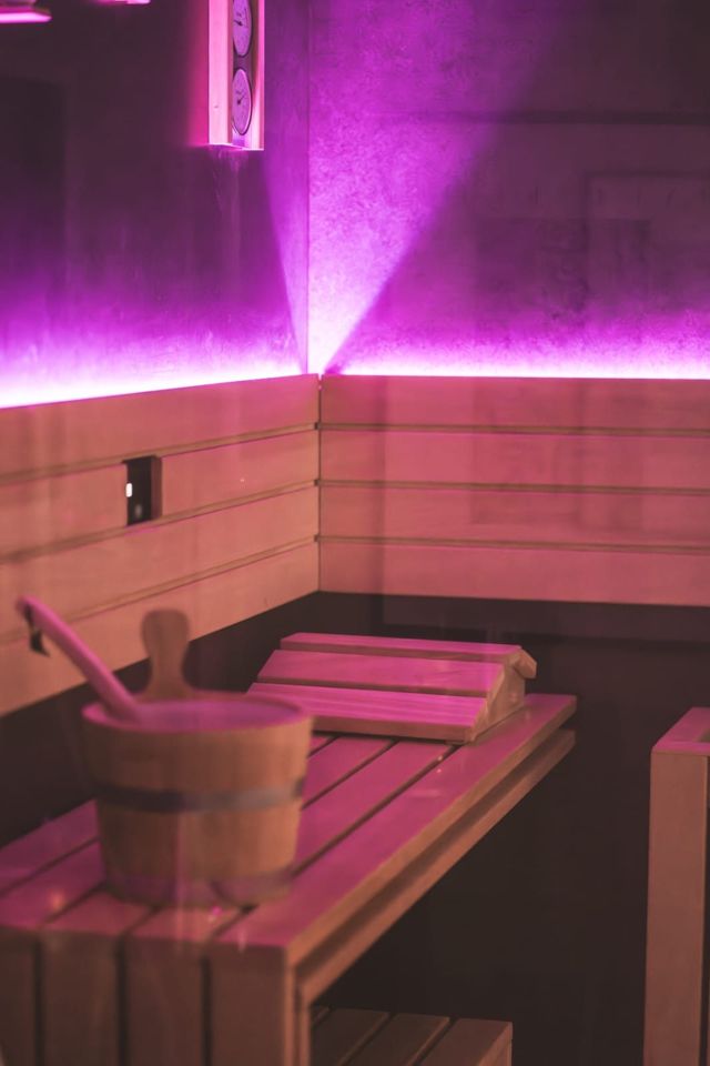 Sauna finlandese con cromoterapia rosa — Luxury Suite Love Me Nemi