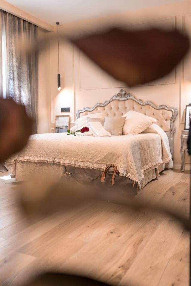 Camera Luxury Suite con specchio e letto matrimoniale — Love Me Nemi, Nemi