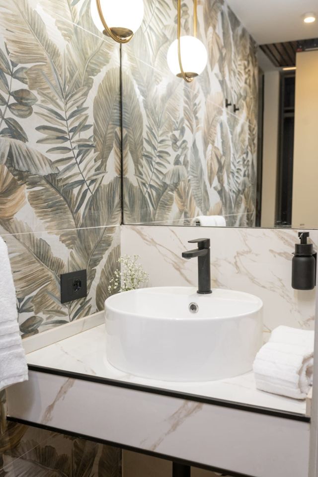Bagno botanico con lavabo e carta da parati dorata — Luxury Suite Nemi
