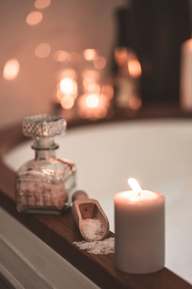 Dettaglio candela e sali da bagno accanto alla vasca — Love Me Nemi, Nemi