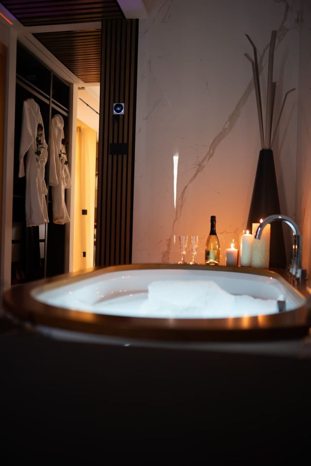 Vasca idromassaggio e accappatoi nella spa privata — Luxury Suite Love Me Nemi