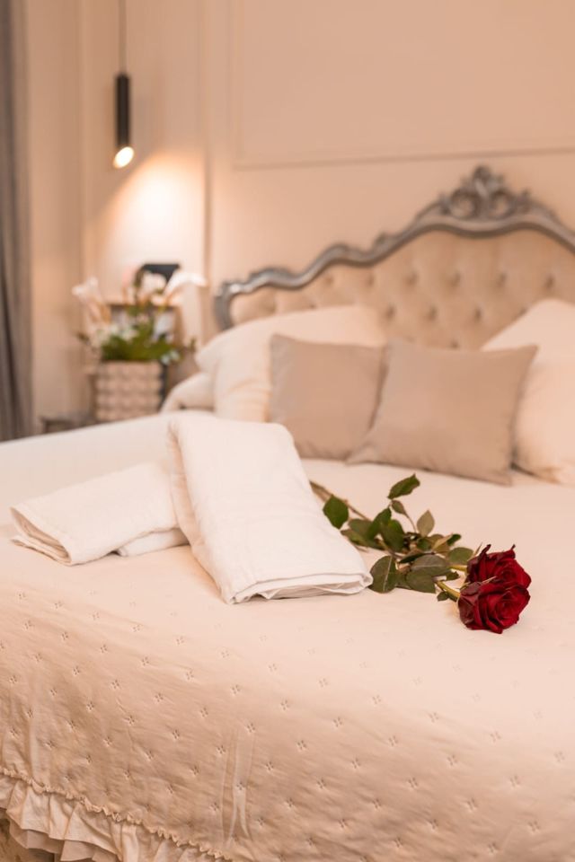 Letto con rosa rossa e asciugamani — Luxury Suite romantica Nemi