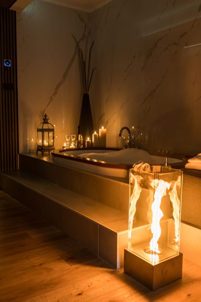 Vasca serale con candele e lanterna marocchina — spa privata coppia a Nemi